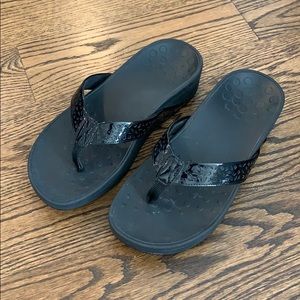 7 black vionic platform flip flops